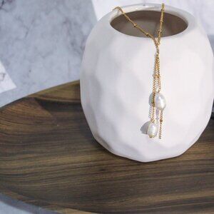 Elegant Gold Necklace with Pearls